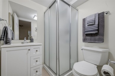 Welcome to this beautifully maintained Colonial-style home - photo 14