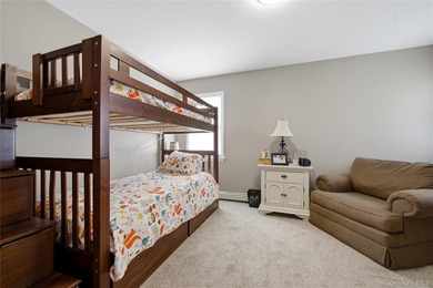 Welcome to this beautifully maintained Colonial-style home - photo 15
