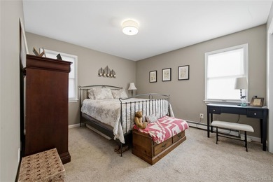 Welcome to this beautifully maintained Colonial-style home - photo 16
