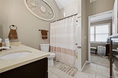 Welcome to this beautifully maintained Colonial-style home - photo 17