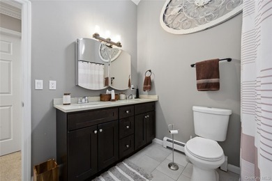 Welcome to this beautifully maintained Colonial-style home - photo 18