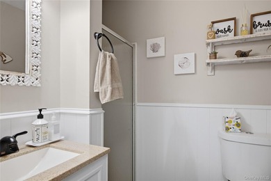 Welcome to this beautifully maintained Colonial-style home - photo 21