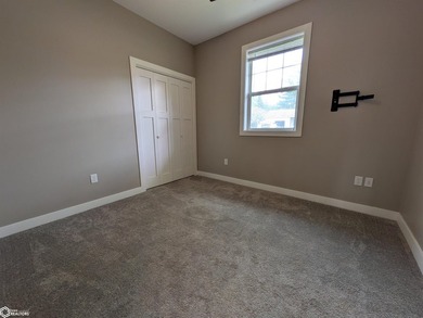 Built in 2021 by local builder Snow Construction, this - photo 23