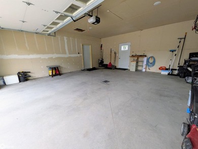 Built in 2021 by local builder Snow Construction, this - photo 25
