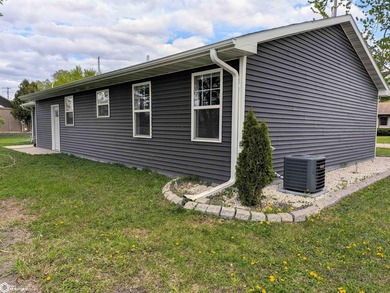 Built in 2021 by local builder Snow Construction, this - photo 26