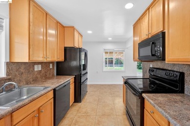 Welcome to 3 Bergwall Way, a lovingly maintained single-story - photo 13