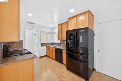 Welcome to 3 Bergwall Way, a lovingly maintained single-story - photo 14