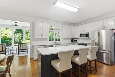 Welcome to this sprawling Trent Woods, all-brick, 5-bedroom - photo 6