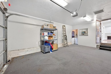 Welcome to 3 Bergwall Way, a lovingly maintained single-story - photo 34