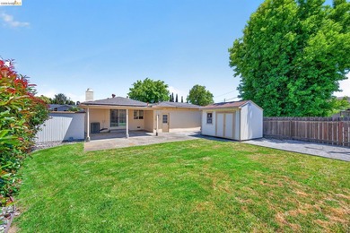 Welcome to 3 Bergwall Way, a lovingly maintained single-story - photo 40