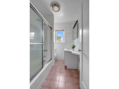 Experience refined Great Neck living in this beautifully - photo 12