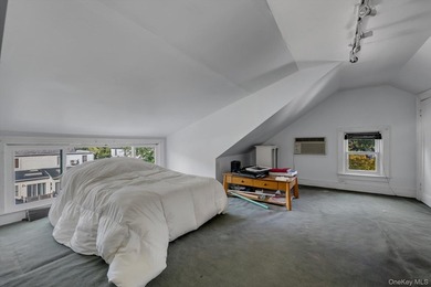 Experience refined Great Neck living in this beautifully - photo 13