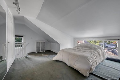 Experience refined Great Neck living in this beautifully - photo 14