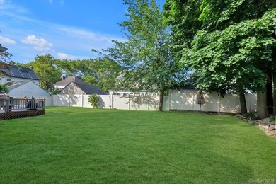 Experience refined Great Neck living in this beautifully - photo 18