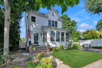 Experience refined Great Neck living in this beautifully - photo 20