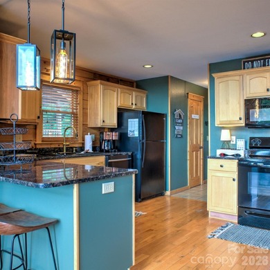 Escape to the Blue Ridge Mountains in the cabin retreat you've - photo 8