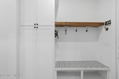 Stunning, like brand new home in Lake Caroline! This lovely Home - photo 31
