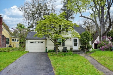 Updated Cape Cod in the highly sought-after Cobb's Hill - photo 2