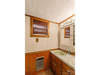 True Fisherman's cottage with unbelievable water frontage and - photo 19