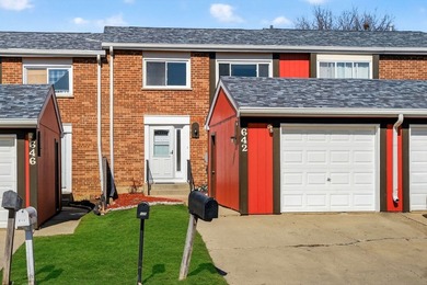 (private lake, pond, creek) Townhome/Townhouse For Sale in Bolingbrook Illinois