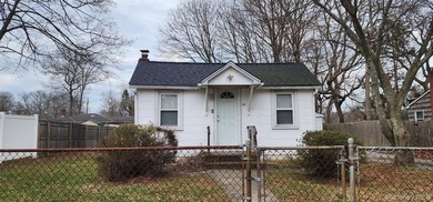 LOW TAXES!! Perfect starter home features 2 bedrooms, full bath - photo 1