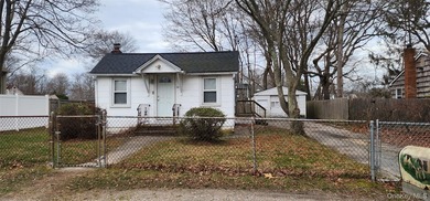 LOW TAXES!! Perfect starter home features 2 bedrooms, full bath - photo 2