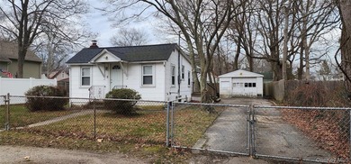 LOW TAXES!! Perfect starter home features 2 bedrooms, full bath - photo 3