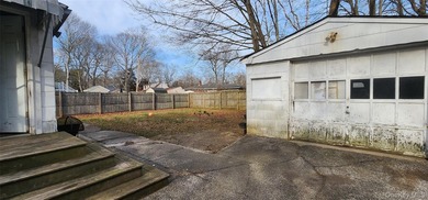 LOW TAXES!! Perfect starter home features 2 bedrooms, full bath - photo 5