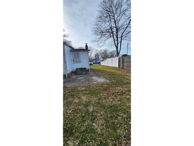 LOW TAXES!! Perfect starter home features 2 bedrooms, full bath - photo 6