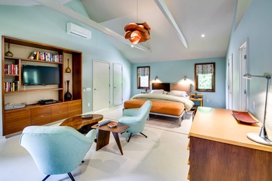 Find the essence of easy Hamptons living at 118 Georgica Close - photo 18