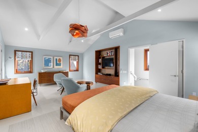 Find the essence of easy Hamptons living at 118 Georgica Close - photo 19