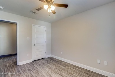 Welcome to this well-maintained four-bedroom home, centrally - photo 12