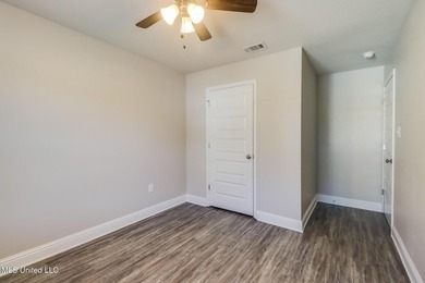 Welcome to this well-maintained four-bedroom home, centrally - photo 14