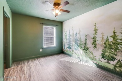 Welcome to this well-maintained four-bedroom home, centrally - photo 20