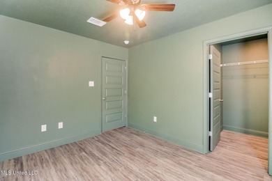 Welcome to this well-maintained four-bedroom home, centrally - photo 21