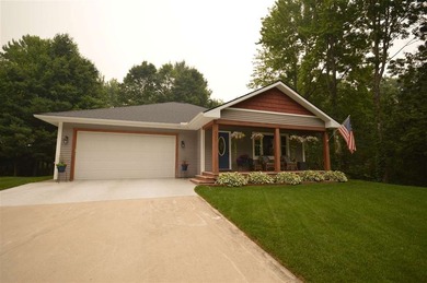 Welcome home to the tranquility of Earl Street! Set on a one - photo 1