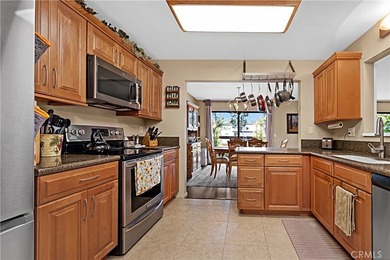 Beautifully upgraded 2 bedroom + den, 2 bath condo with approx - photo 3