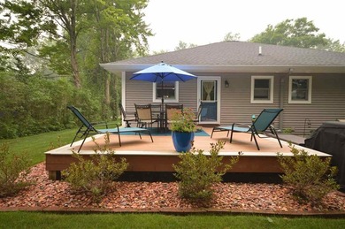 Welcome home to the tranquility of Earl Street! Set on a one - photo 3