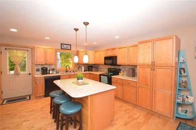 Welcome home to the tranquility of Earl Street! Set on a one - photo 4