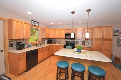 Welcome home to the tranquility of Earl Street! Set on a one - photo 5