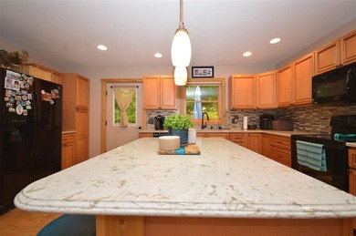 Welcome home to the tranquility of Earl Street! Set on a one - photo 6