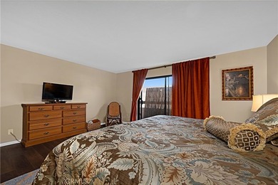 Beautifully upgraded 2 bedroom + den, 2 bath condo with approx - photo 8