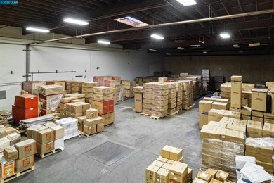 Price improvement! Prime location! This industrial warehouse - photo 6