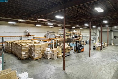 Price improvement! Prime location! This industrial warehouse - photo 7