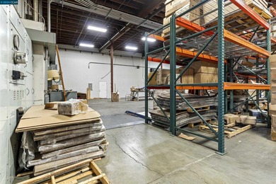 Price improvement! Prime location! This industrial warehouse - photo 9