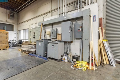Price improvement! Prime location! This industrial warehouse - photo 10