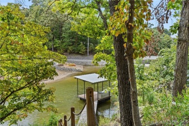 Lake Home ActiveUnderContr in Lake Ozark, Missouri
