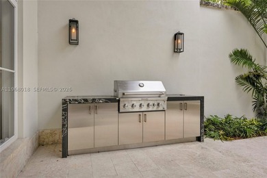Almeria Row, a collection of luxury townhomes, has garnered - photo 23