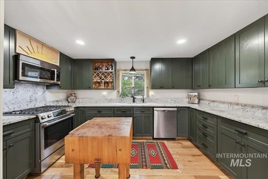 Set against the breathtaking Boise Mountains, this private view - photo 5