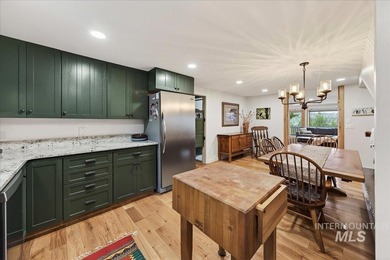 Set against the breathtaking Boise Mountains, this private view - photo 7